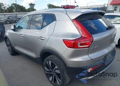 2024 Volvo Xc40 B5 Ultimate Bright Theme z USA, uszkodzony, nr VIN YV4L12UFXR2229918